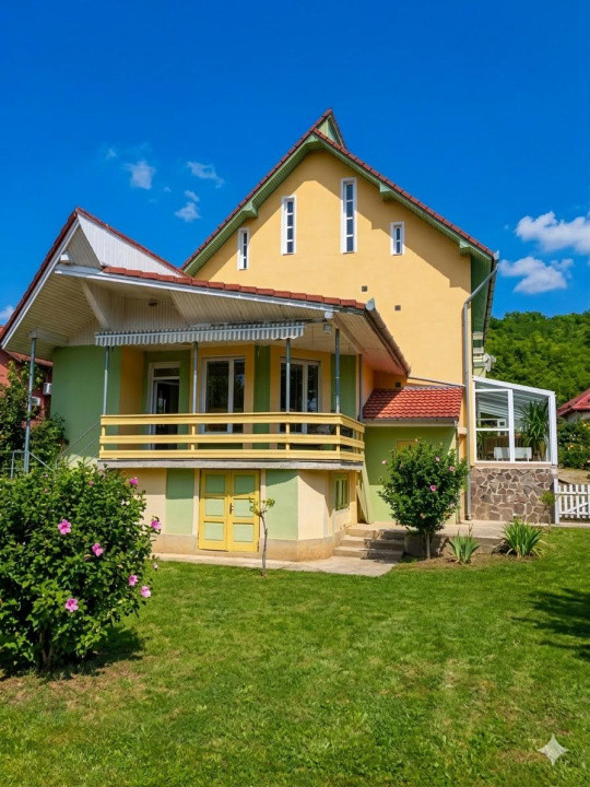 Casă spațioasă în zonă liniștită, curte mare situata in Târnaveni