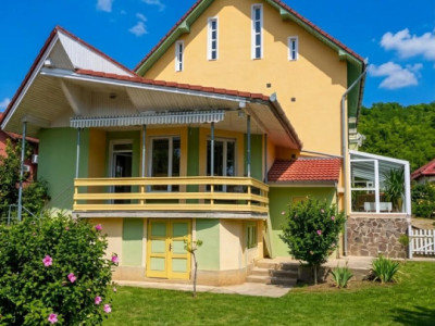 Casă spațioasă în zonă liniștită, curte mare situata in Târnaveni