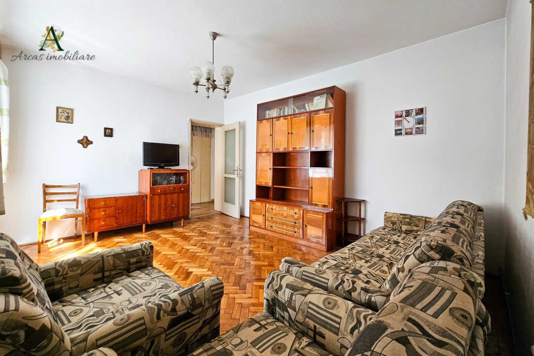 De vanzare apartament cu 3 camere structura decomandata situat in Centrul Civic