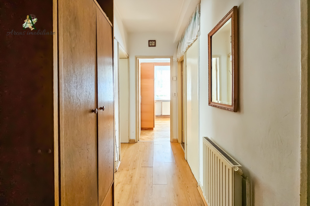 De vanzare apartament cu 3 camere structura decomandata situat in Centrul Civic