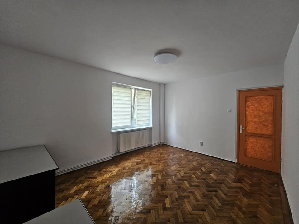 Apartament decomandatcu  3 camere situat in Centrul Civic