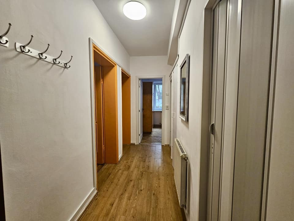 Apartament decomandatcu  3 camere situat in Centrul Civic