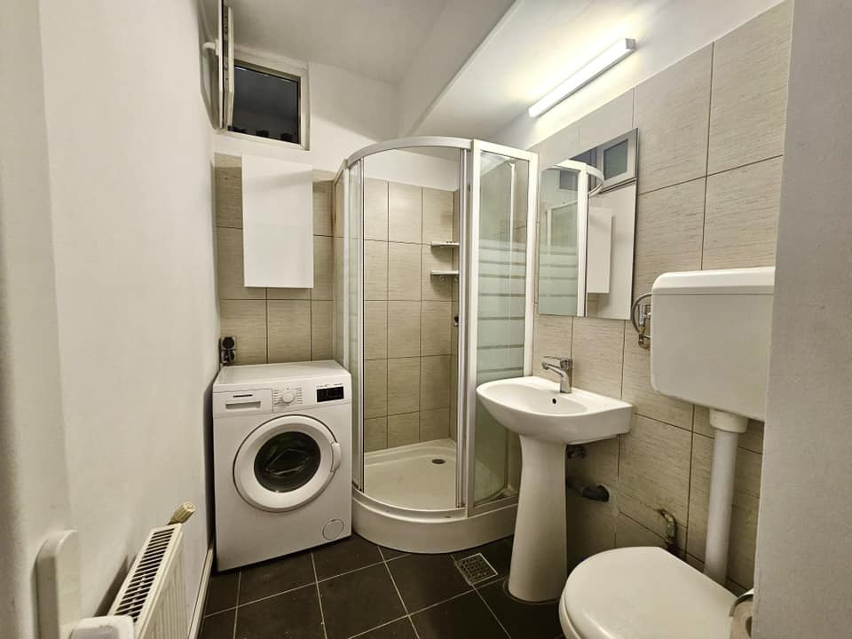 Apartament decomandatcu  3 camere situat in Centrul Civic