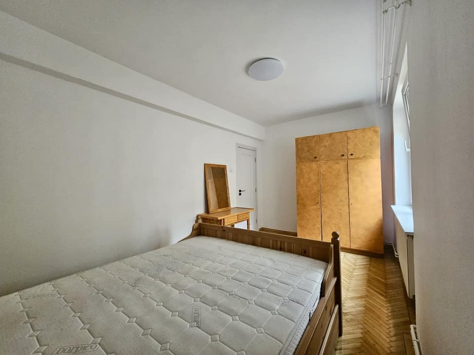 Apartament decomandatcu  3 camere situat in Centrul Civic