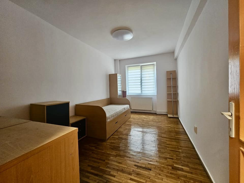 Apartament decomandatcu  3 camere situat in Centrul Civic