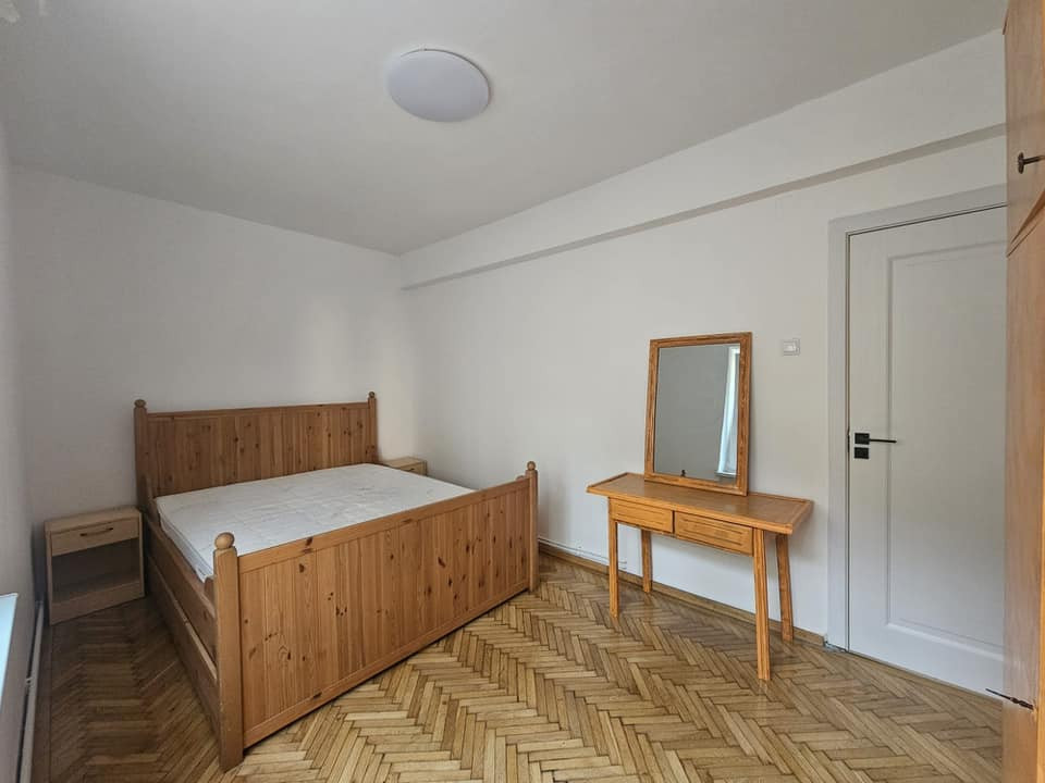 Apartament decomandatcu  3 camere situat in Centrul Civic