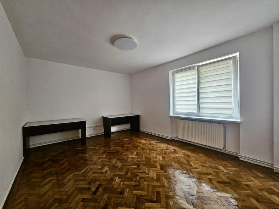 Apartament decomandatcu  3 camere situat in Centrul Civic