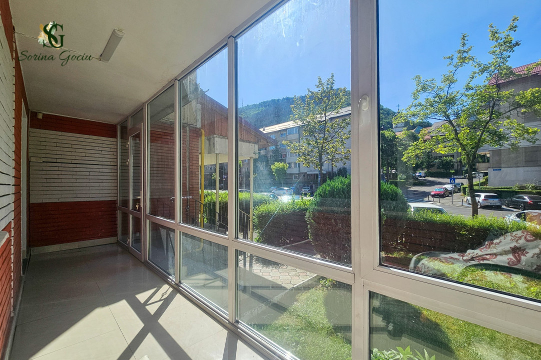 Apartament cu 4 camere, recent renovat, pretabil birouri, Racadau 